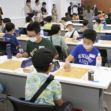 伊藤超短波 2023夏休みこども将棋フェスティバル 大会中の様子